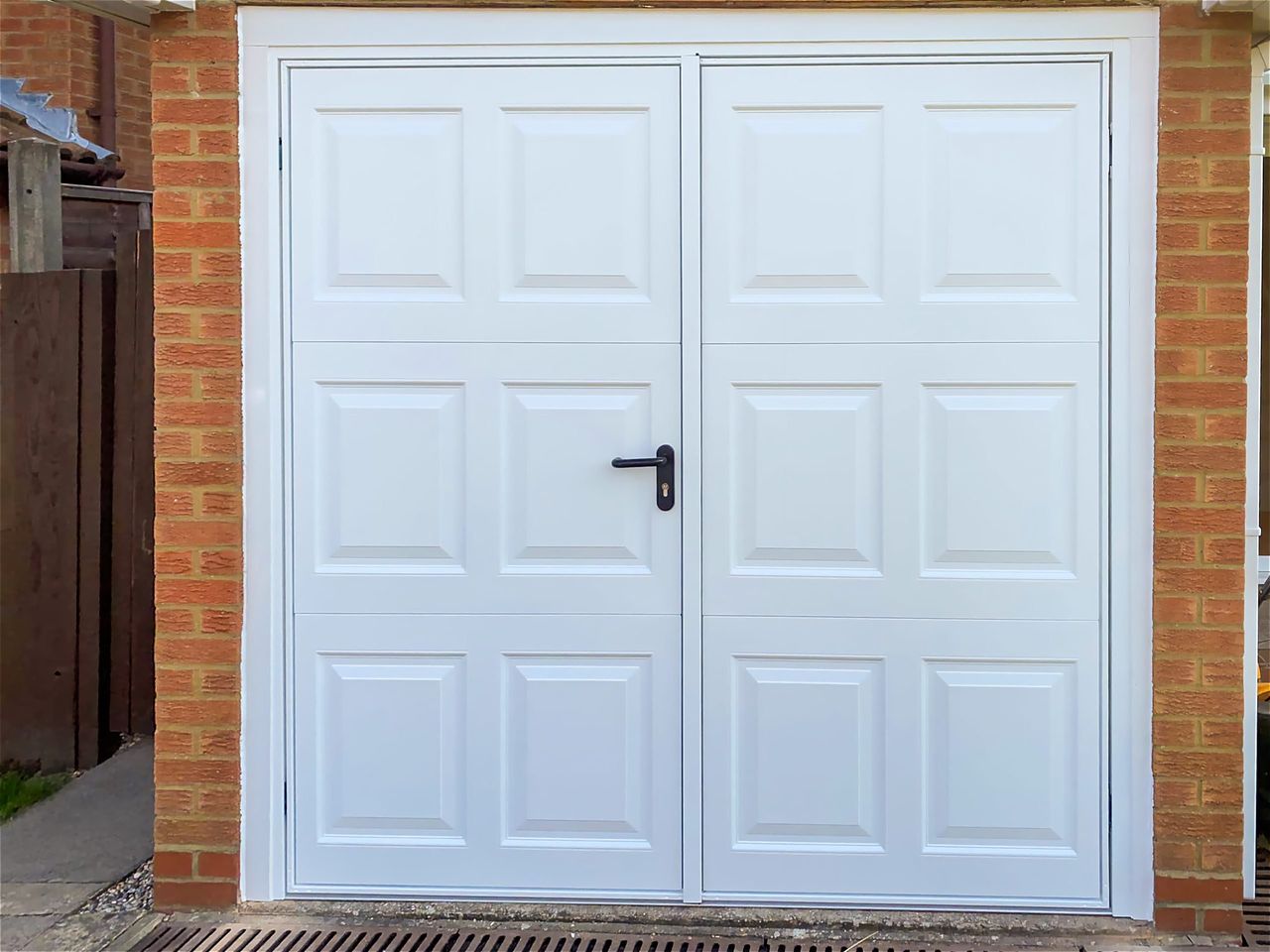 Side-hinged, fitted.